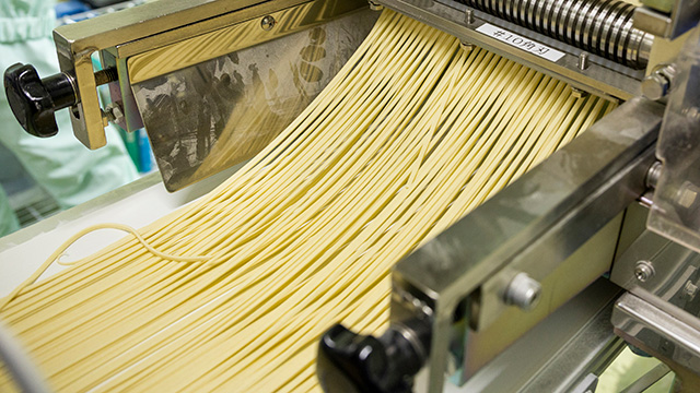 コンベアーで選び、自動で麺帯をつくります。一貫しているので、安定した麺帯ができあがります。