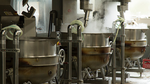 巨大釜が3台。中釜が5台を稼働。