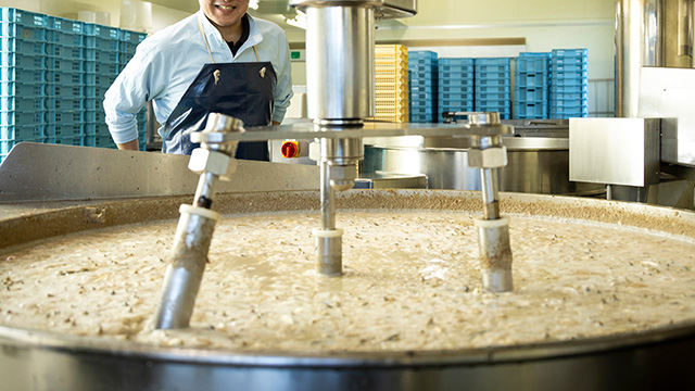 休むことなく具材を回し続ける回転釜。