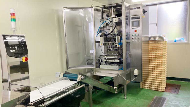 できたスープをパックする包装機、2台を稼働。